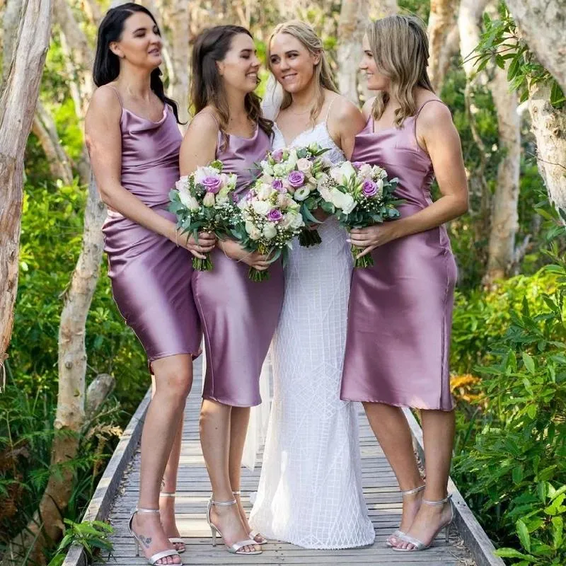 Robes de demoiselle d'honneur violet légères courtes boho avec bretelles spaghetti femme de chambre d'honneur