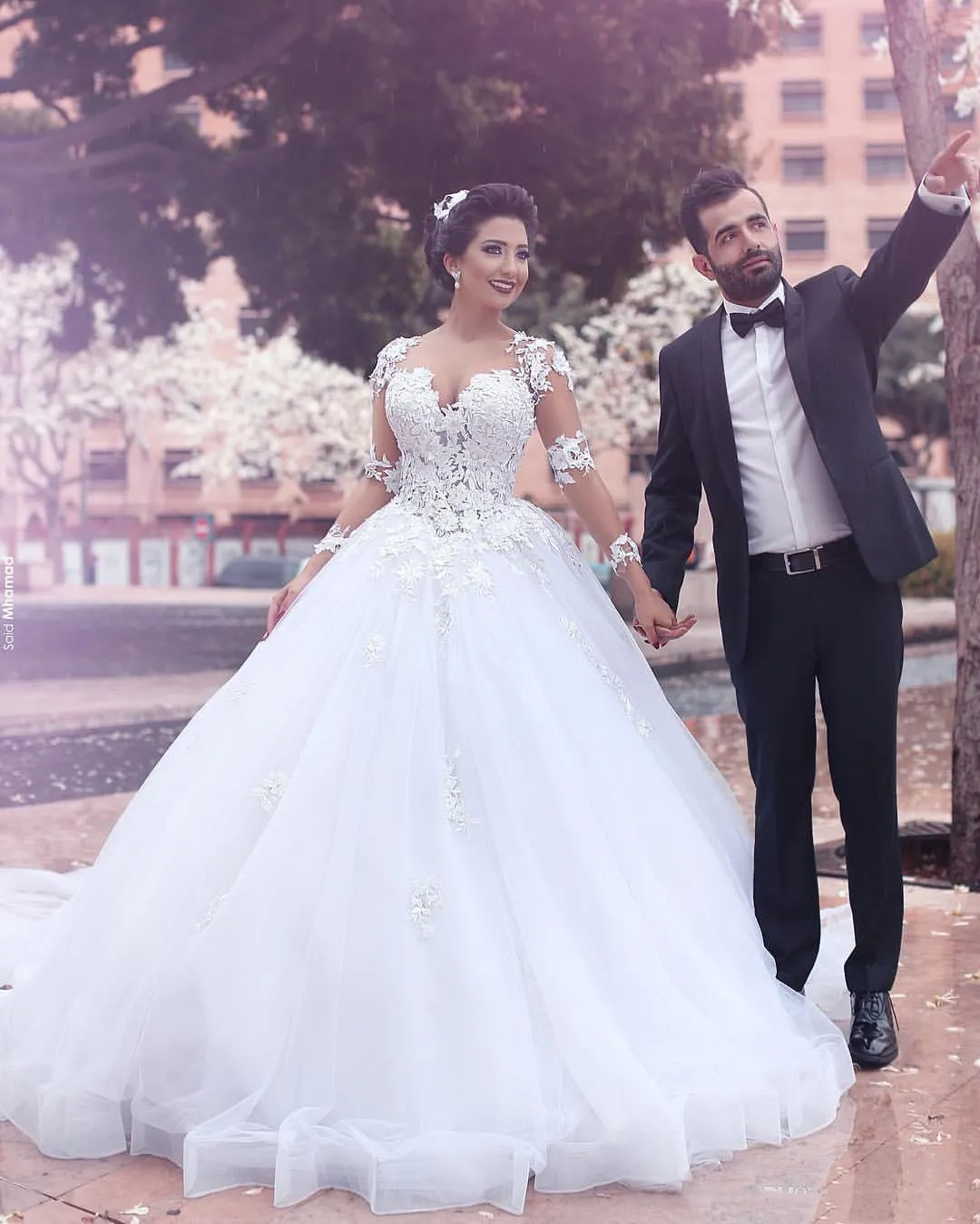 Abito da sposa principessa a maniche lunghe con linea A 2022 Arabo Dubai Abiti da sposa formali Applicazioni di pizzo Perle di perline Abiti da sposa con cappella in tulle bianco Su misura Taglie forti