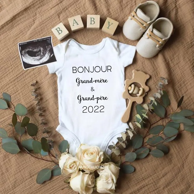 Rompers Hej mormor och morfar Graviditet Meddelande Baby Bodysuit Kommer 2022 Spädbarn Jumpsuit Boy Girl Outfits Kläder