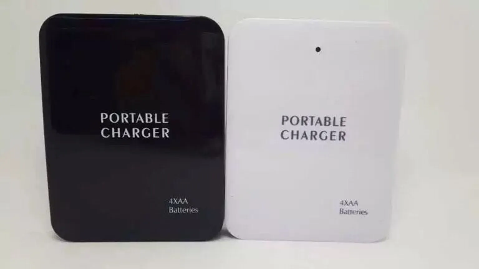 Chargeur d'urgence 4AA no. Alimentation de banque d'alimentation pour téléphone portable à 5 piles sèches avec lumière