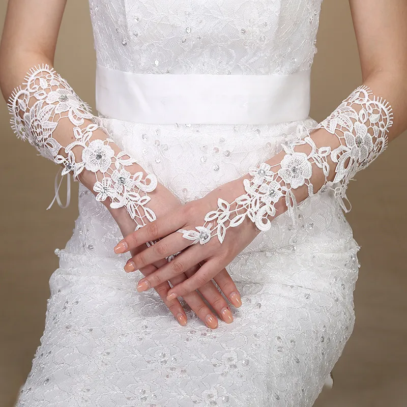 Les gants de mariage ont de longues gants de mariée en dentelle gants blancs directs