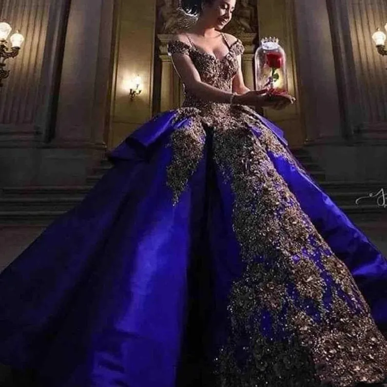 2022 Vintage Royal Blue Satin Quinceanera Kleider Gold Blumenspitzen Applikationen lang süße 15 -jährige Partykleider vor Schulter Korsett Ballkleid Prom Abend Abnutzung