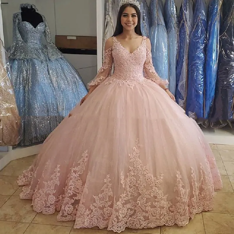 Underbara ljusrosa quinceanera klänningar juniorer flickor v-ringning prom party boll klänningar spetsapplikationer släpp långa ärmar söt 16 klänning vestidos de 15 anos