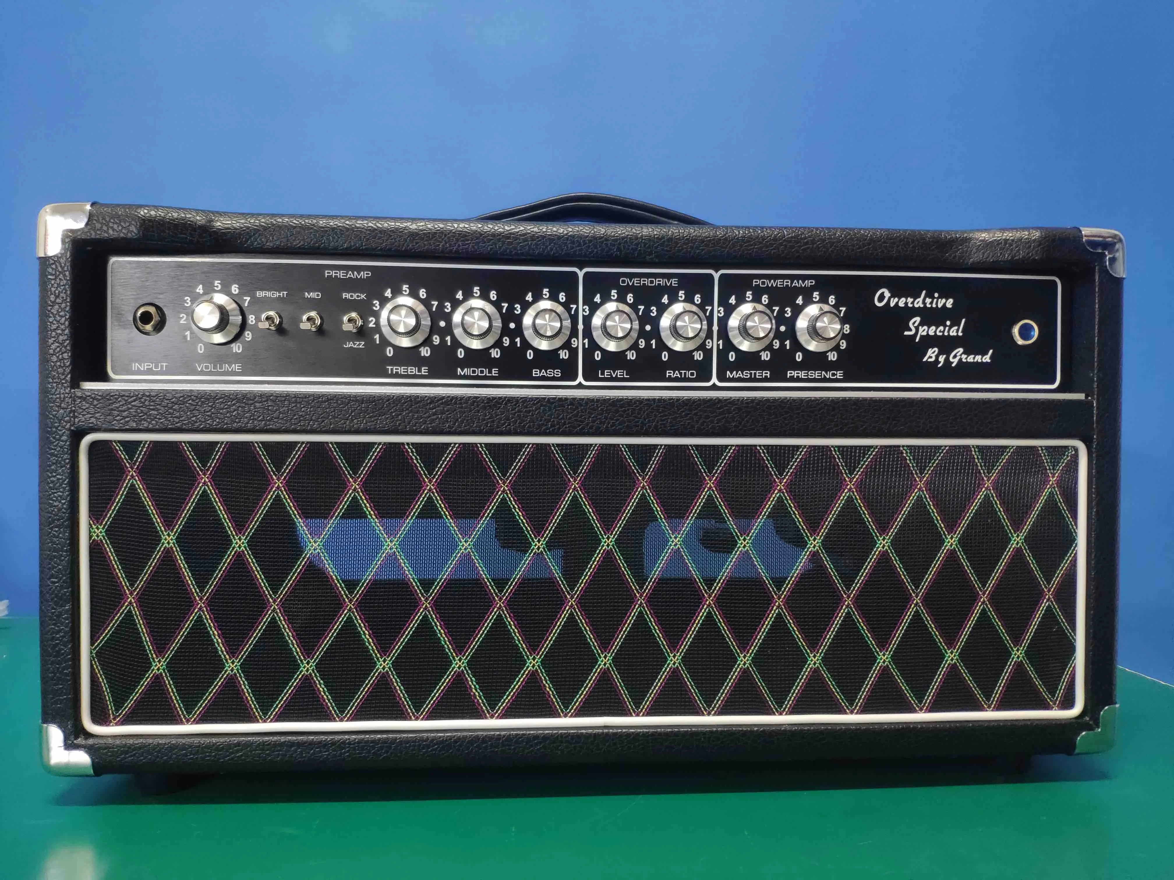 Testata valvolare per chitarra da 50 W con tono overdrive personalizzato in colore Tolex nero e tessuto per griglia Vox