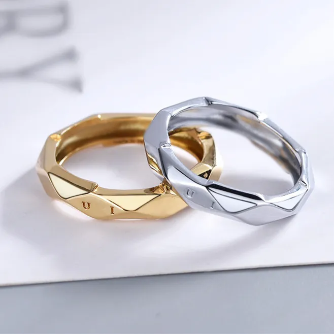 Pareja casual Hombre Mujer Anillo Nueva carta de acero de titanio Diseñador Anillos Joyería 2 Color Unisex Adornos de moda regalo