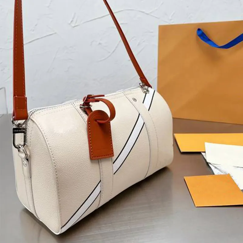مصمم Beige Messenger أكياس الكتف حقيبة السفر الأزياء الصليب حجم الجسم 27 16 سم