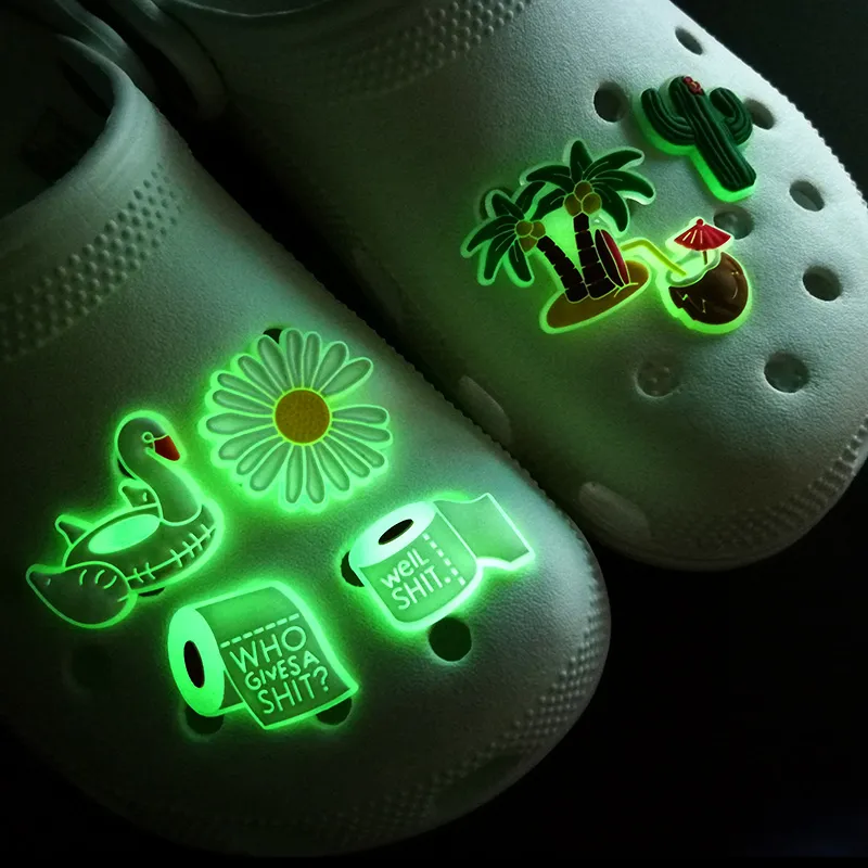 MOQ 50PCS Avocado Plant series Forma della bocca Ciondoli per scarpe coccodrillo luminoso fibbie che si illuminano al buio Accessori per decorazioni per scarpe fluorescente pulsante zoccolo fit sandali bambino