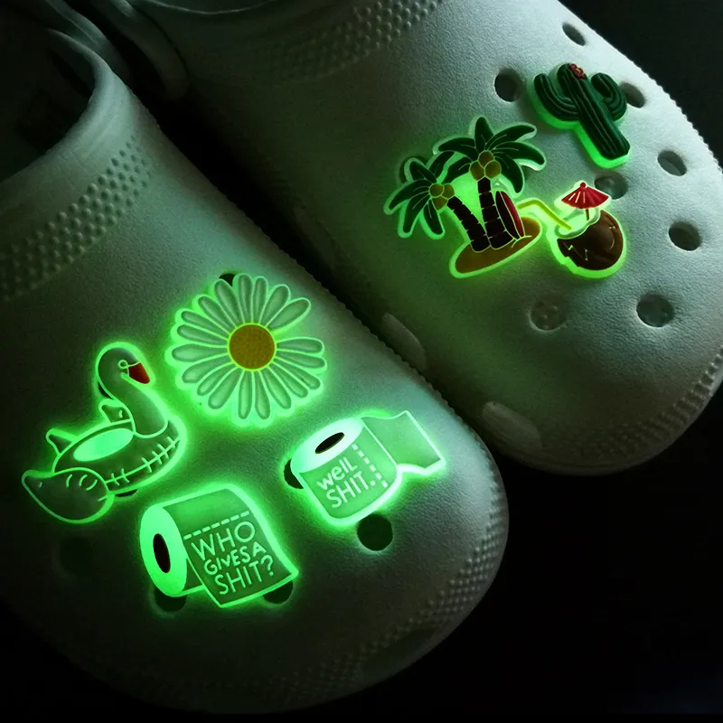  MOQ 50PCS Avocado Plant series Forma della bocca Ciondoli per scarpe coccodrillo luminoso fibbie che si illuminano al buio Accessori per decorazioni per scarpe fluorescente pulsante zoccolo fit sandali bambino