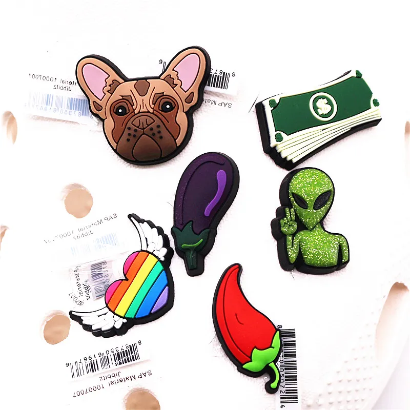Novily PVC Shaps Alien Charms Sandali Accessori Cute Dog Dollar Chili Cuore Scarpa Decorazione per Croc Jibz Kids Party X-mas Regalo