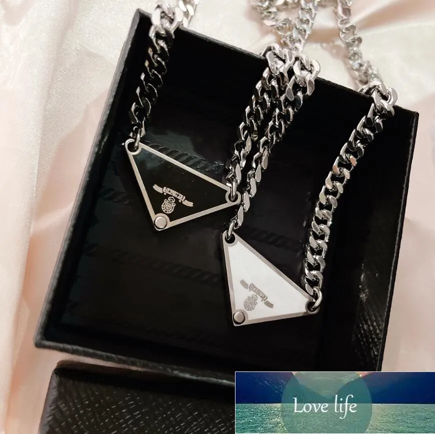 Collana con pendente con etichetta in metallo a triangolo rovesciato di lusso leggero Accessori classici di moda unici