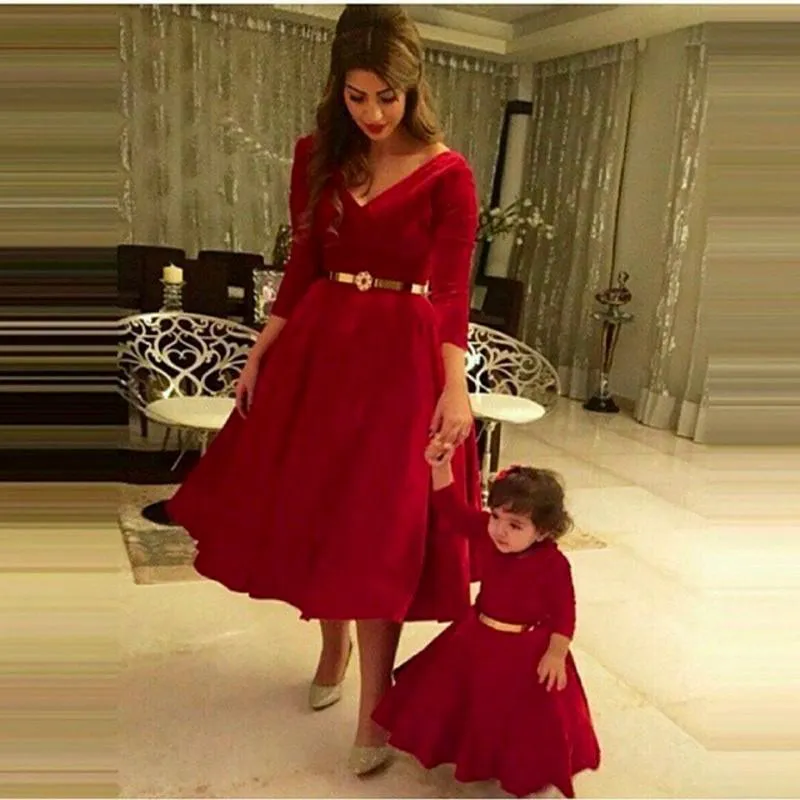 Girl's jurken Lovely Red Red Long Sheeves moeder en dochter een lijn korte trouwfeestjurken Littler bloemenmeisjes kleding optocht communie dre