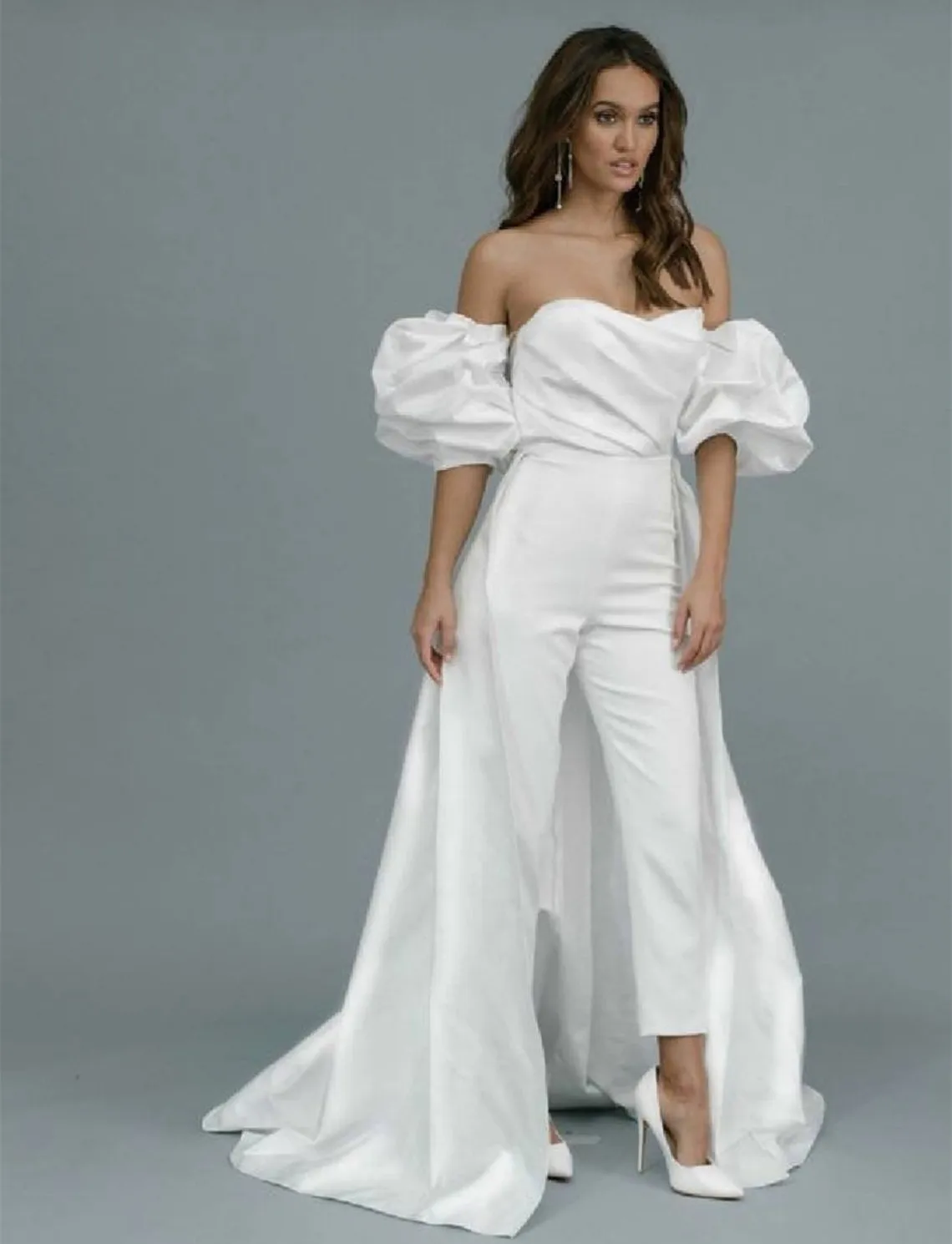 Robes de mariée élégantes combinaisons de mariage avec train détachable blanc satin manches bouffantes épaule sans bretelles pays plage robe de mariée 2022