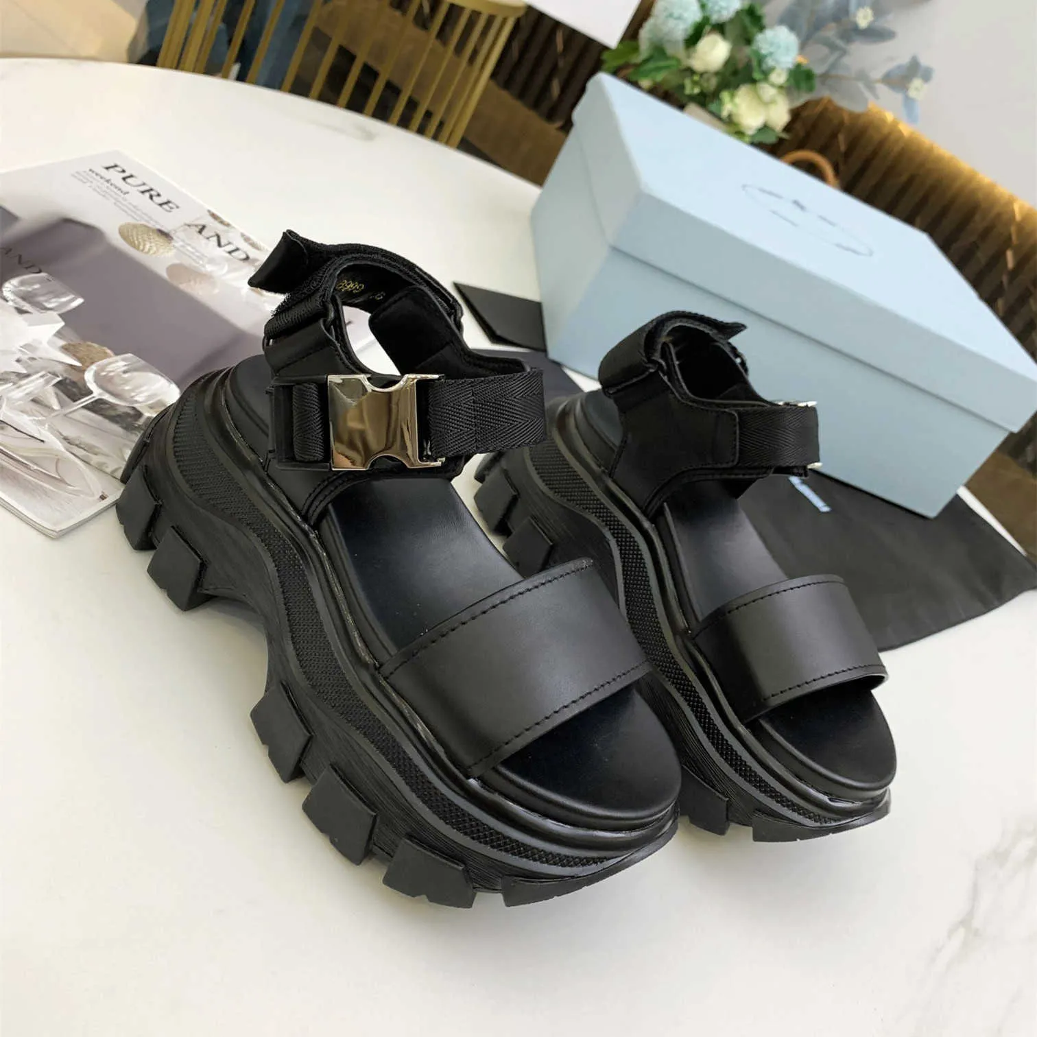 2021 Fashion Sponge Platform Women Open-toe Sandals Designer Sneaker Style Loafers Top Quality Leather Buckle Daddy Shoes Outdoor Casual