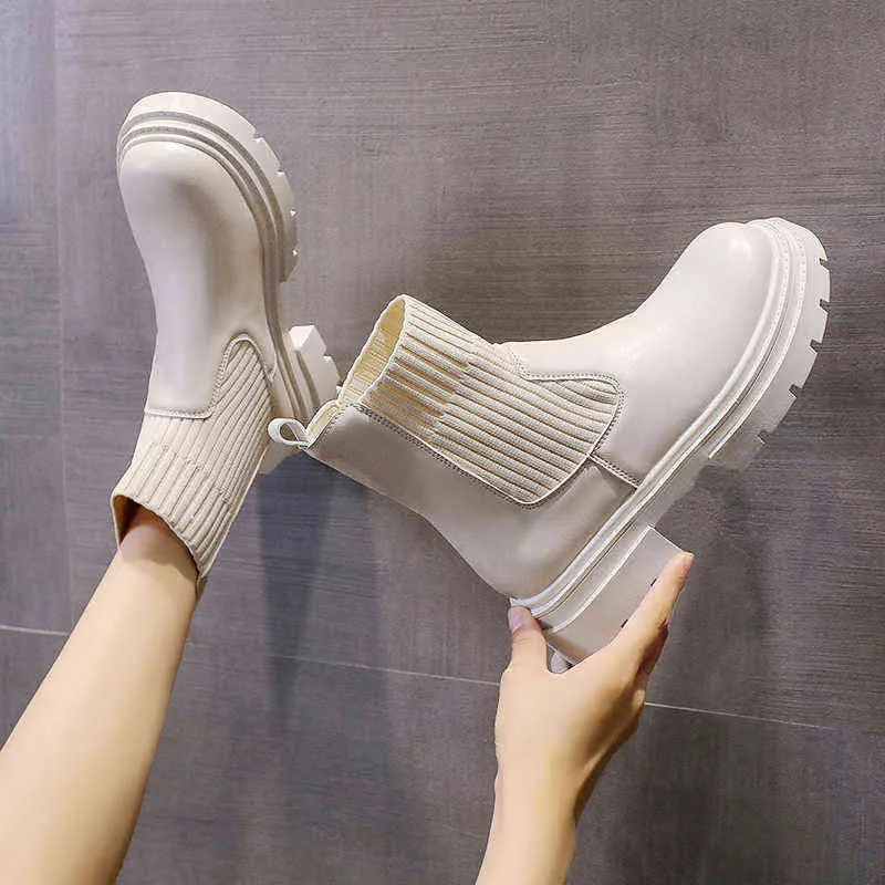 2022 Nouvelles bottes pour femmes Mode Femmes Bottines noires Plate-forme Bottes en cuir courtes Chunky Bottines de combat blanches Chaussures Chelsea Y220707