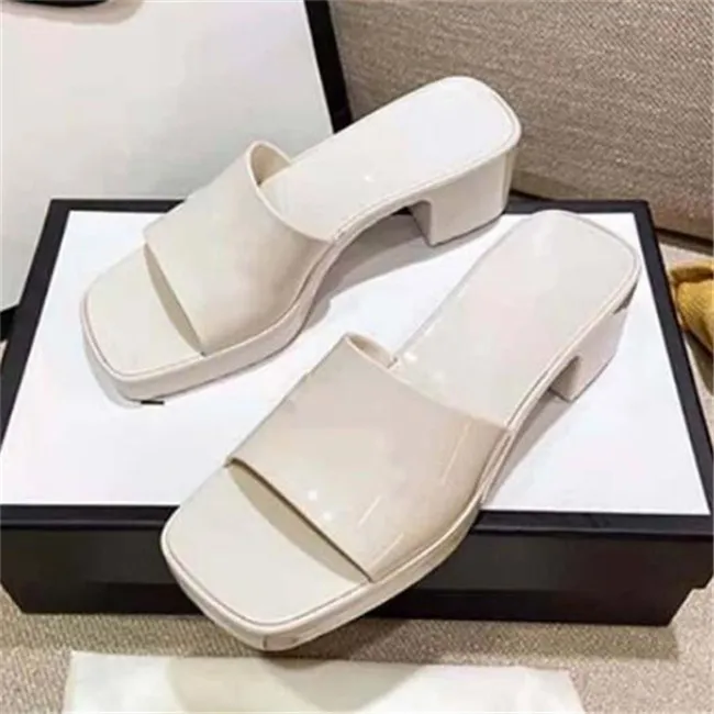 Luxury Sandals Women Designer Chunky Heel Slides Thick Bottom Slippers Bright leather Heels Sandal Platform Alphabet Lady Slipper Size 35-40