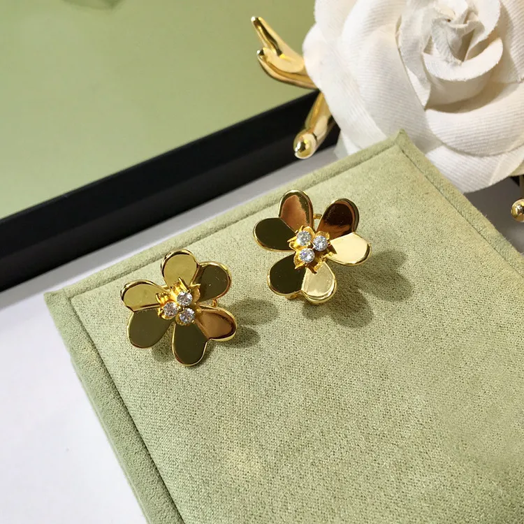 Luxury Gold Plated Studörhängen utsökta glansiga klöver blommhjärta med diamantörhängen kvinnor modeörklipp