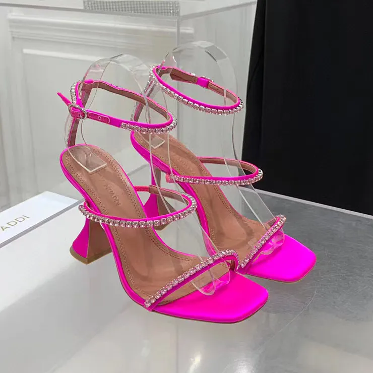 Sandalias rojas rosadas Correa adornada con cristales Carrete Tacones Tacón para zapatilla Mujer Verano Diseñadores de lujo Zapatos Sandalias Vestido de banquete Zapato de mujer