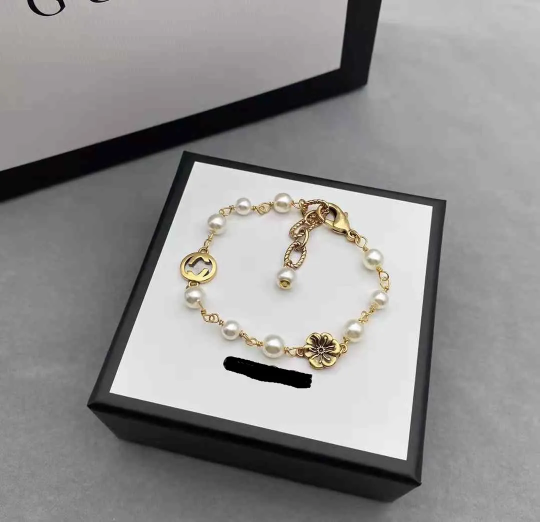 Designer Gold Women Women Chain Letter Pérola Bracelete lindamente embrulhada Presente de moda