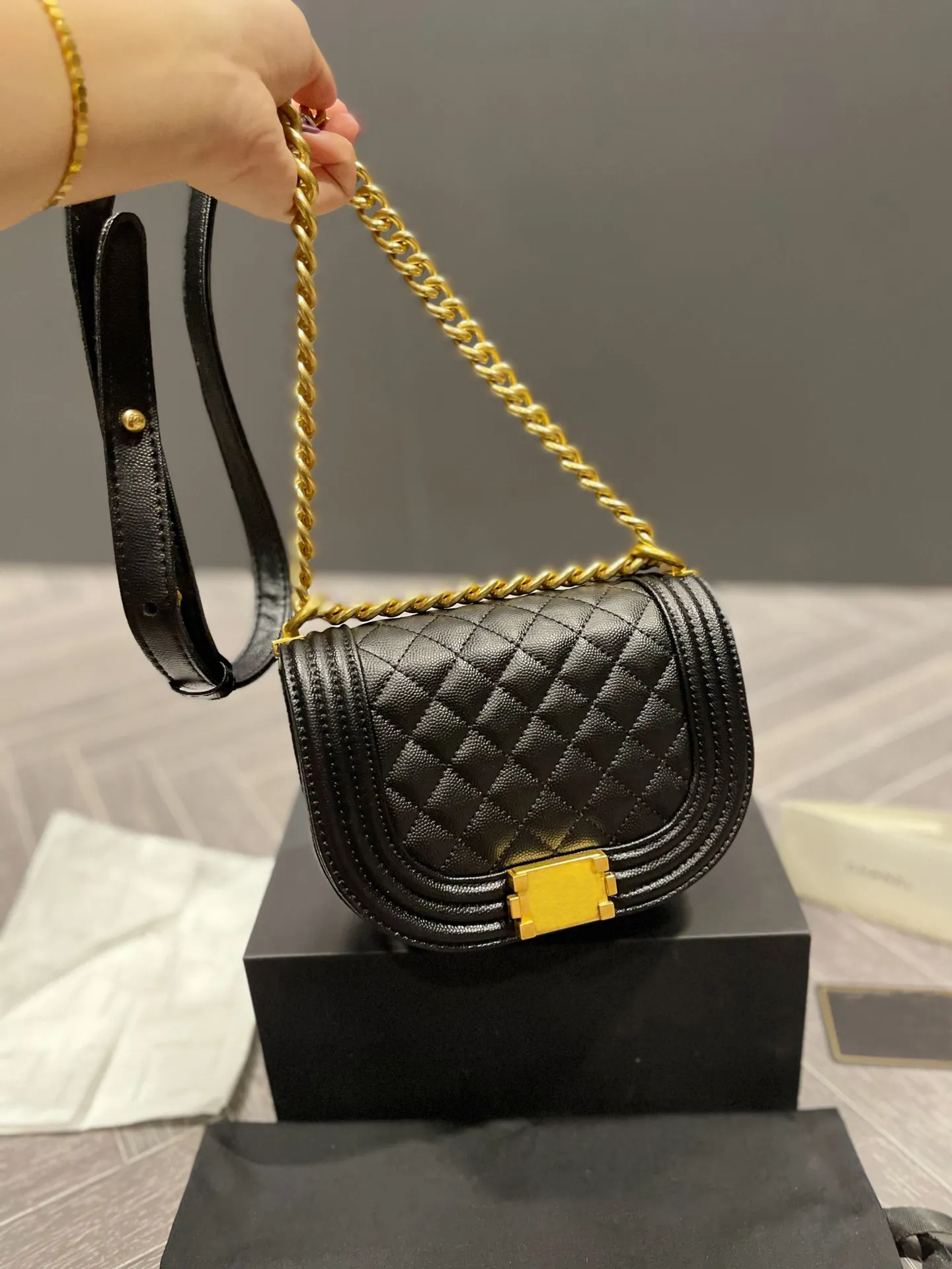 mini donna Borsa postino a ferro di cavallo marsupi moda Borsa a tracolla in pelle di vacchetta con grana Litchi cuciture a onda Catena singola da donna Fibbia Borsa a mano sul petto designer