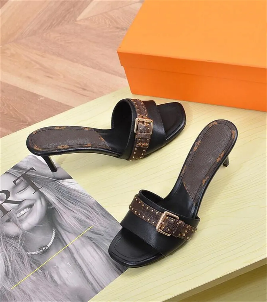 Kvinnor Summer Slippers Sandaler Bänkskor Stylish Low Thin Thin Heel Flat Printing Soft Sole Leisure Simplicity Bekvämt Non Slip mångsidiga sandaler L62922