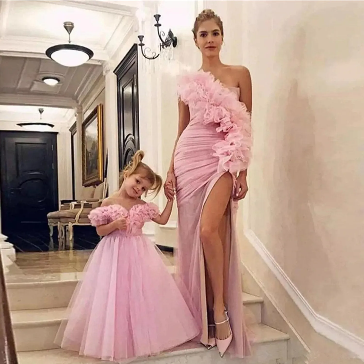 2022 Nouvelle mignon mère et fille rose fleur fille robe pour mariages à l'épaule fleurs filles filles pageant robe de promès de promenades de communion pour enfants