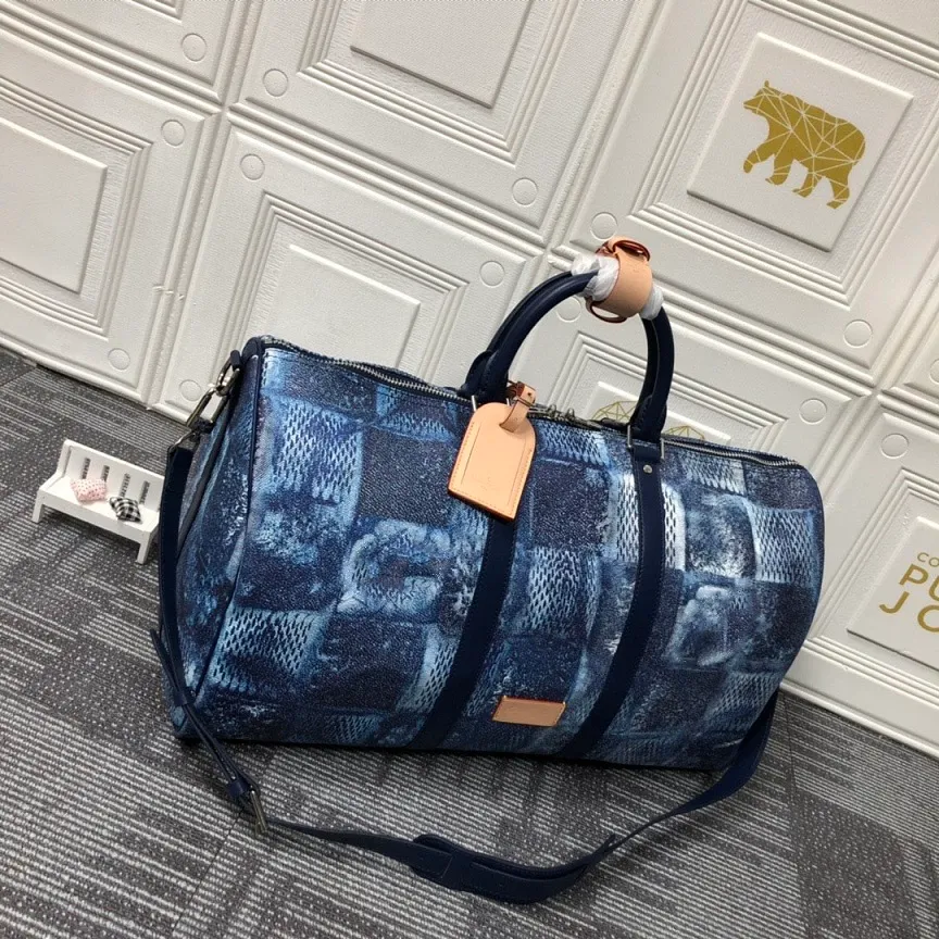 Luxurys Designer Bags 2022 Reisetaschen 50 cm Mode bunt großes Design weiß blau Gitter Kalt Canvas sehr auffällig 01