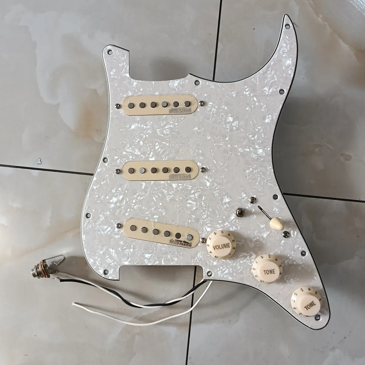 Ensemble de Pickguard chargé de mise à niveau SSS interrupteur multifonction jaune WK Alnico 5 micros interrupteur 7 voies pour guitare FD