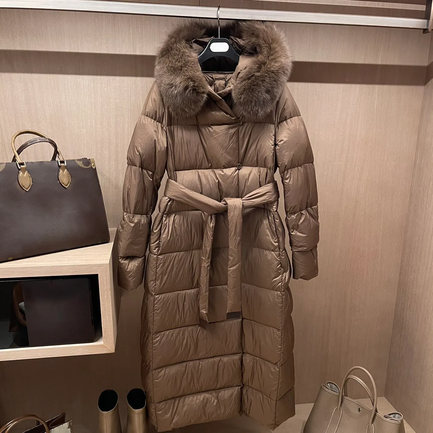 2022 Пара вниз пиджак мода Мужские зимние женские дизайнерские пальтовальщики с мягкой густой густой теплой верхней одеждой 88