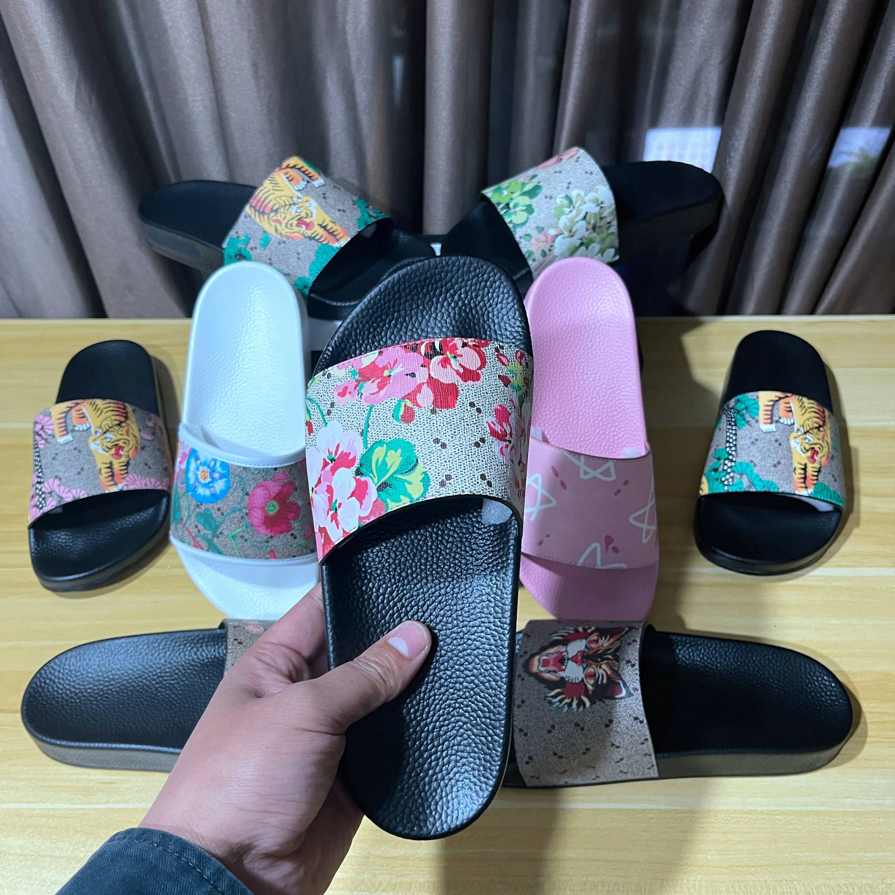 Tasarımcı İzleyiciler Kauçuk Slaytlar Sandal Katırlar Düz Blooms Çilek Tiger Bee Web Moda Plaj Flip Flips Flips Banyo Çizgili Yaz Kadın Erkekler Kaydırıcılar