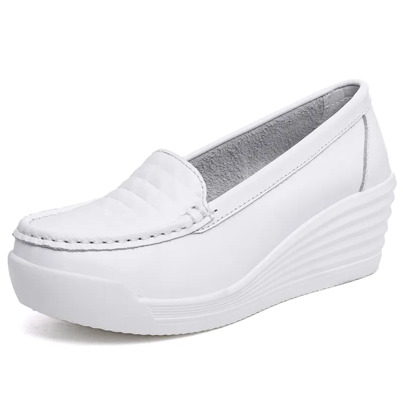 Women White Nursing Shoes Comfortable Slip on Vulcanize Shoes Breathable Lady Walking Shoes Nurse Work Wedge Leather Loafers 210322