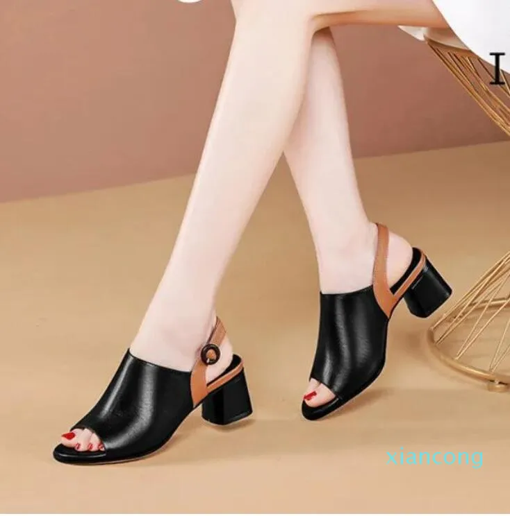 Klasik kadın topuklu ayakkabı sandalet moda plaj kalın dip terlik alfabe bayan deri yüksek topuk ayakkabı 2022