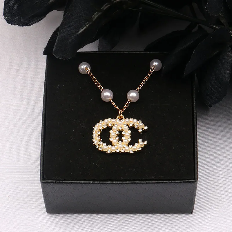 Anhänger Halsketten Luxusdesigner Marke Doppelbuchstaben Anhänger Kette 18K Gold plattiert Perle Crysatl Strass Newklace für Frauen Hochzeit Jewerlry Accessoires