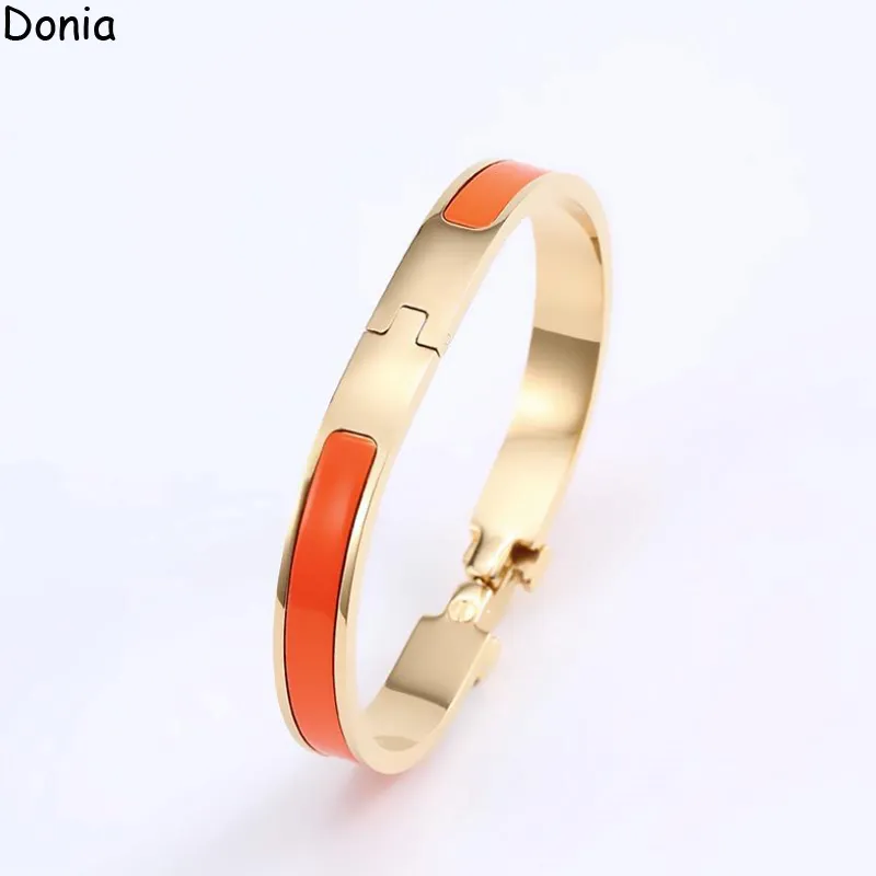 Donia Sieraden Luxe Armband Europese en Amerikaanse Mode Emaille 8mm Brede Titanium Stalen Letter Armband