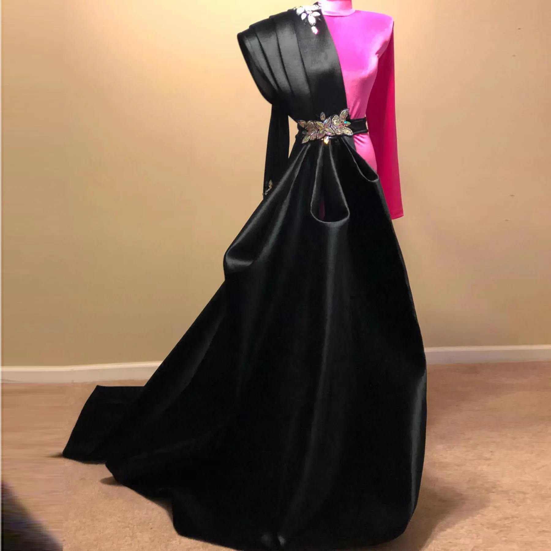 Elegante abito da ballo nero Medio Oriente arabo con perline collo alto manica lunga lunghezza del pavimento Dubai abiti formali abiti da sera Paty per le donne