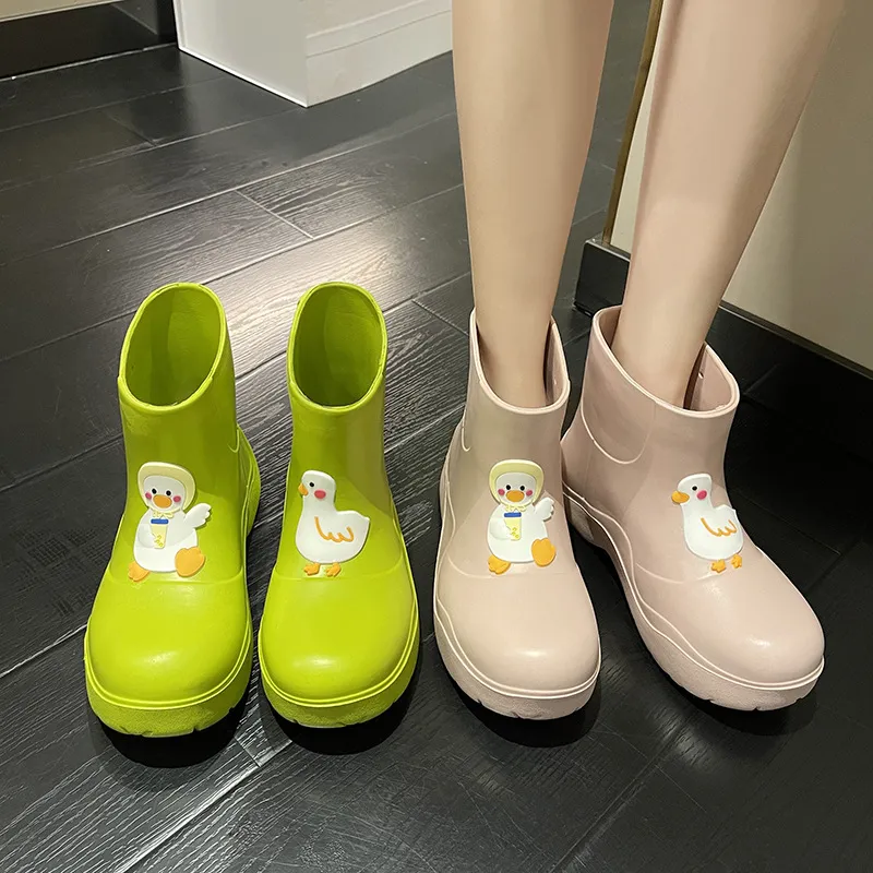 새로운 귀여운 오리 방수 여성 Rainboots Ultralight Eva Slip-on 두꺼운 유일한 숙녀 비 신발 솔리드 소녀 플랫폼 발목 부츠