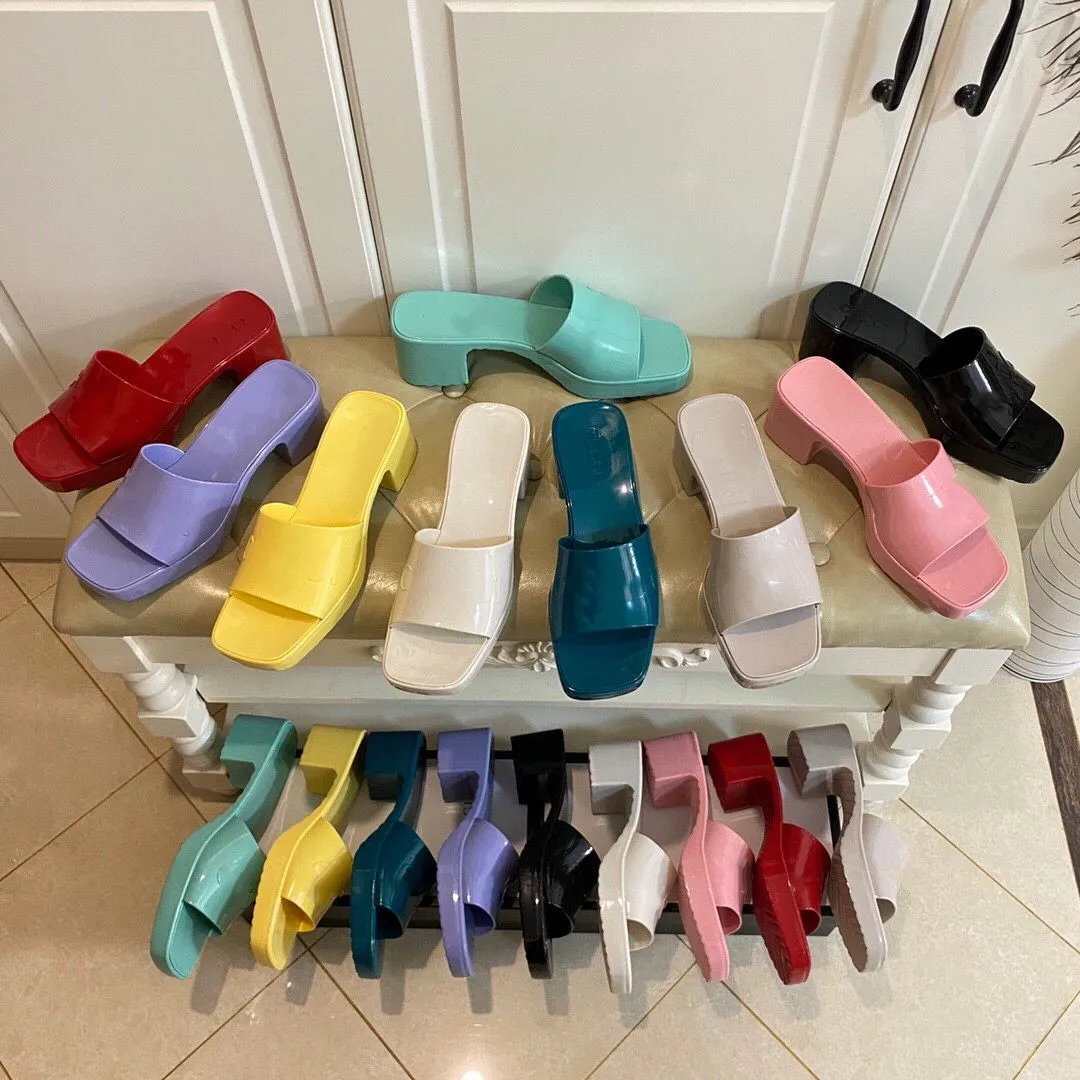 Clásicos de calidad superior Venta al por mayor Marca mujer zapatilla diseñador dama Sandalias verano gelatina diapositivas zapatillas de tacón alto lujo Zapatos casuales Mujeres Cuero Alfabeto playa