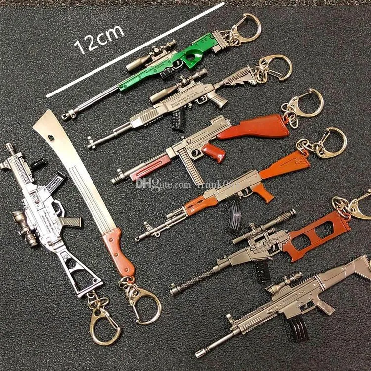 12 cm Mini Guns KeyChain Rifle AKM Model Key Chains AK 47 Toys Gun Keychains Accessories School Bag Hängen för spelfans Friends Presents Key Ring Keyring