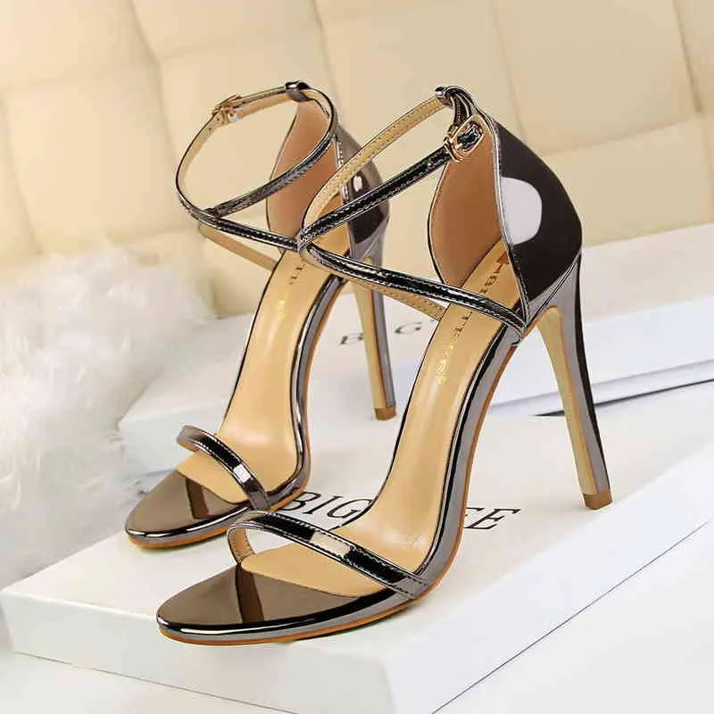 Показать тонкие ремешки для женщин Sandals 2019 Новая патентная кожа Краткая летние высокие каблуки 11 см. Обувь открытые женские сандалии женского офиса G220520