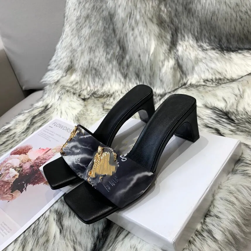 2023 Les femmes de la mode d'été pointues pantouflent nue carrée blanche basse talons extérieurs des dames diapositives marques de plage mules chaussures