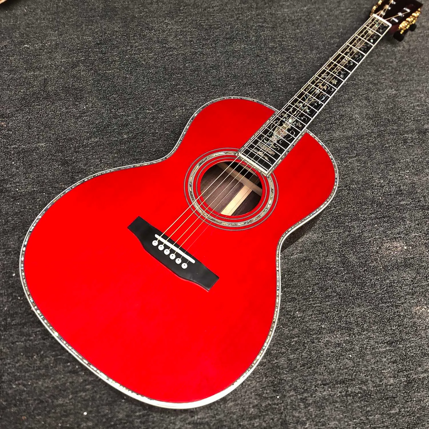 Özel ooo gövdesi 39 inç kırmızı çam katı ladin üst akustik gitar solidrosewood arka tarafı kırmızı renkte om d jumbo sipariş özelleştirme