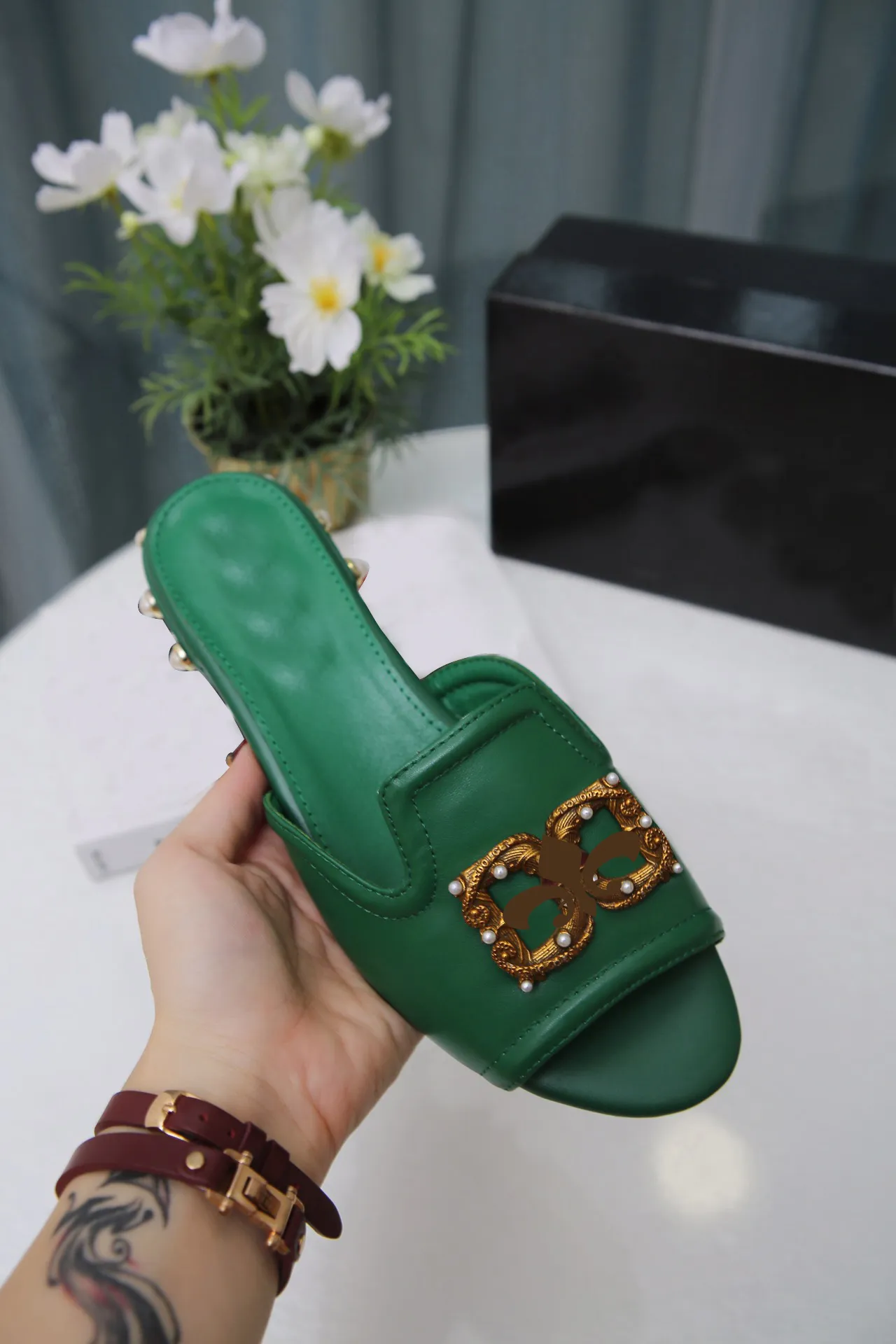 Gucci pearl online flip flops