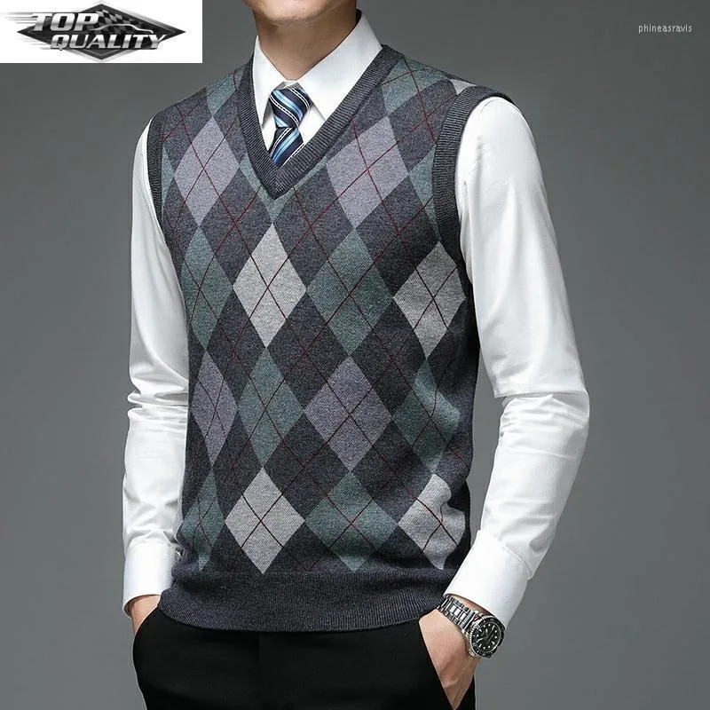 سترات الرجال أدوات مصممة أزياء العلامة التجارية Argyle Pullover Diamond Sweater v الرقبة المتماسكة ستة 6 ٪ من الصوف بلا أكمام رجال ملابس عارضية فين 22