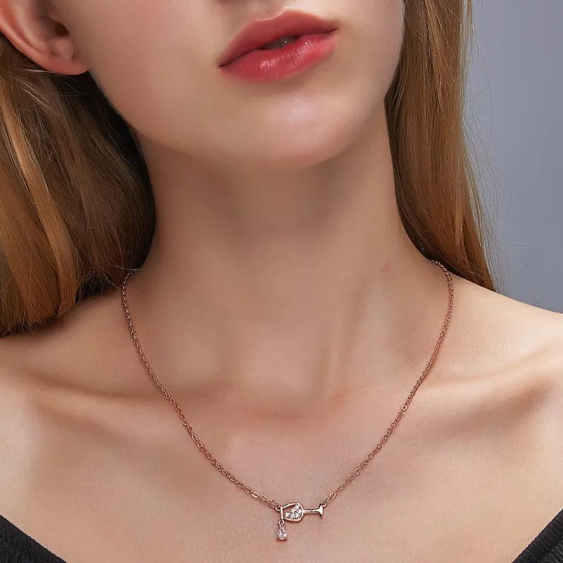 Collane con ciondolo Calice di zirconi lucidi per le donne Collana unica con coppa di vino rosso da donna Catena di clavicola color oro rosa / argento Pendente