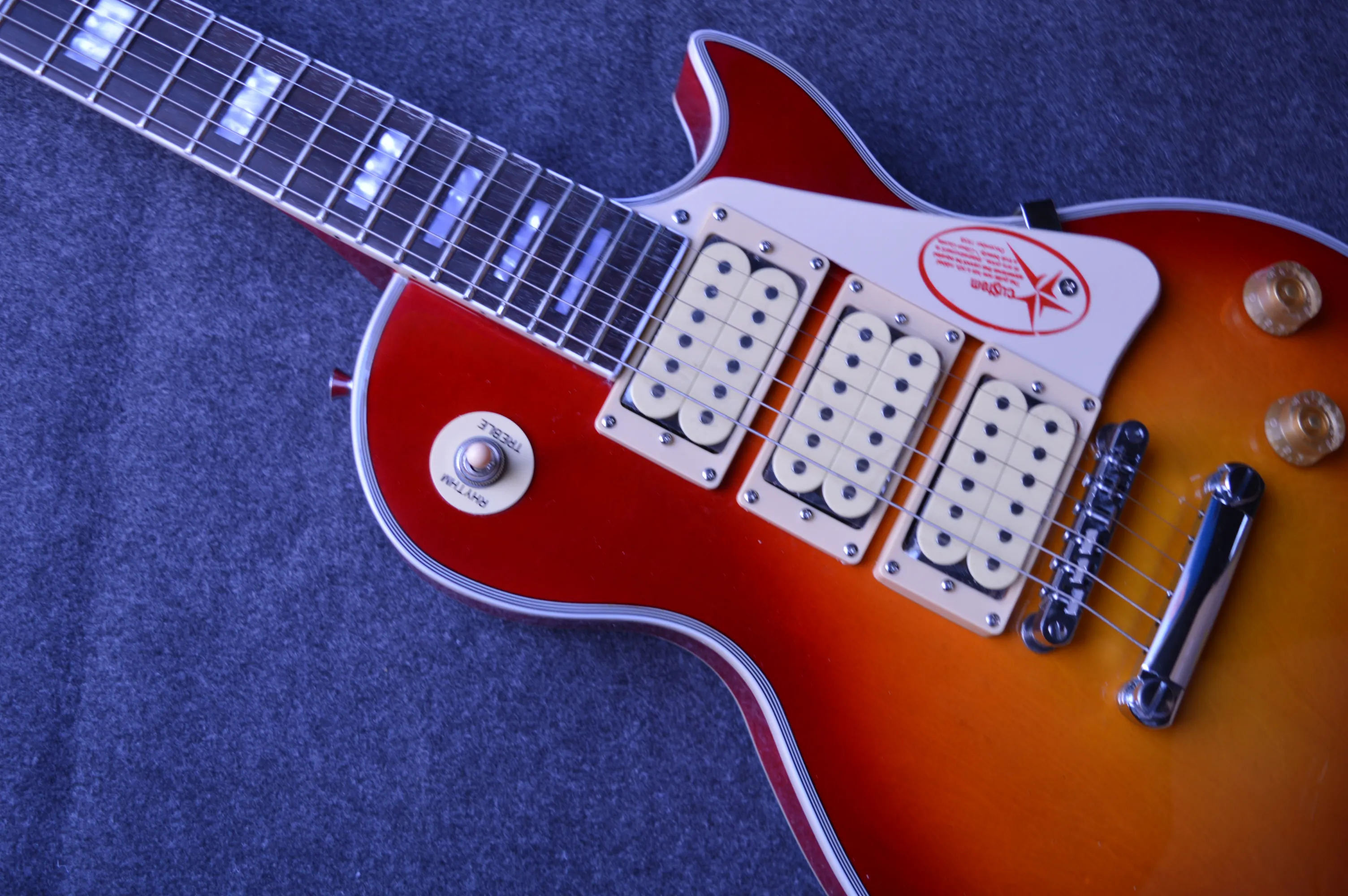 Anpassad tomat LP Electric Guitar 3 Pickups Body Mahogny Fingerboard Rosewood Chrome Hardware