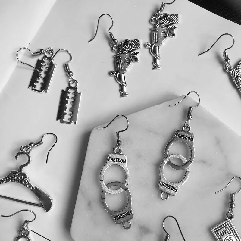 Creatividad Punk Esposas Blade Gun Cuelga Pendientes Para Mujeres Hombres Simple Cool Pistols Pendiente Joyería de Plata Antigua Accesorios Al Por Mayor