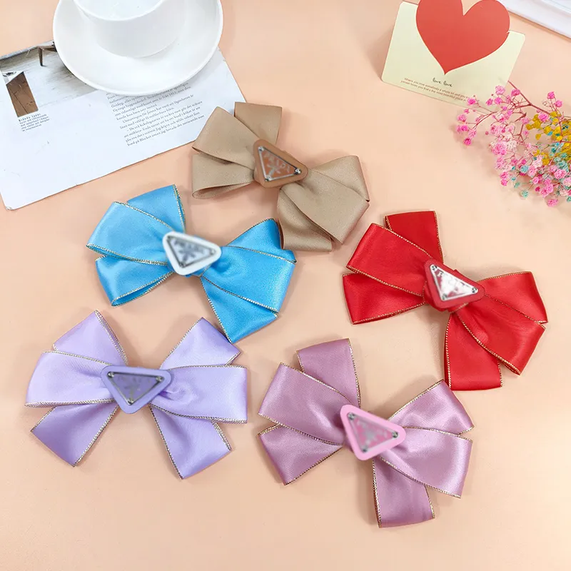 Créateur de mode Noir Métal Triangle Belles Filles Pinces À Cheveux Barrettes Accessoire Cheveux Arcs Fleur Clip Marque Lettre Fille Tondeuses pour Femmes 6 Couleurs