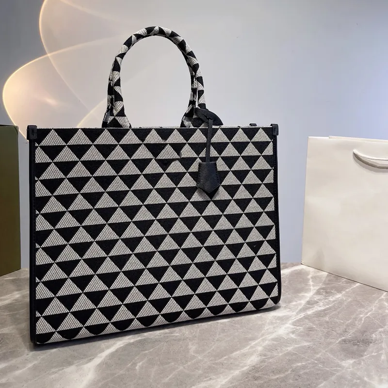 İşlemeli çantalar üçgen totes kadın çanta çantaları kaliteli tuval alışveriş çantası sembolü tote metal üçgenler moda harfleri büyük kapasite el çantası