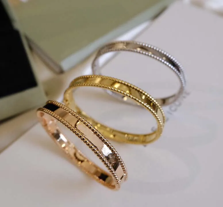 V-goldenes Material, luxuriöses Qualitäts-Charm-Punk-Band-Armband in drei Farben plattiert für Frauen, Hochzeitsschmuck, Geschenk, mit Box-Stempel PS4947