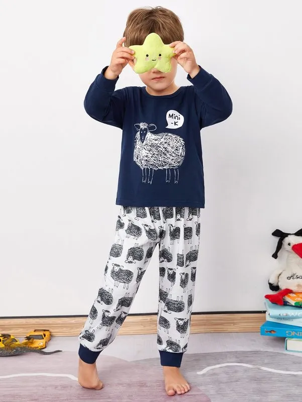 Pyjama-Set für Kleinkinder und Jungen mit Cartoon- und Buchstabengrafik „SHE“.