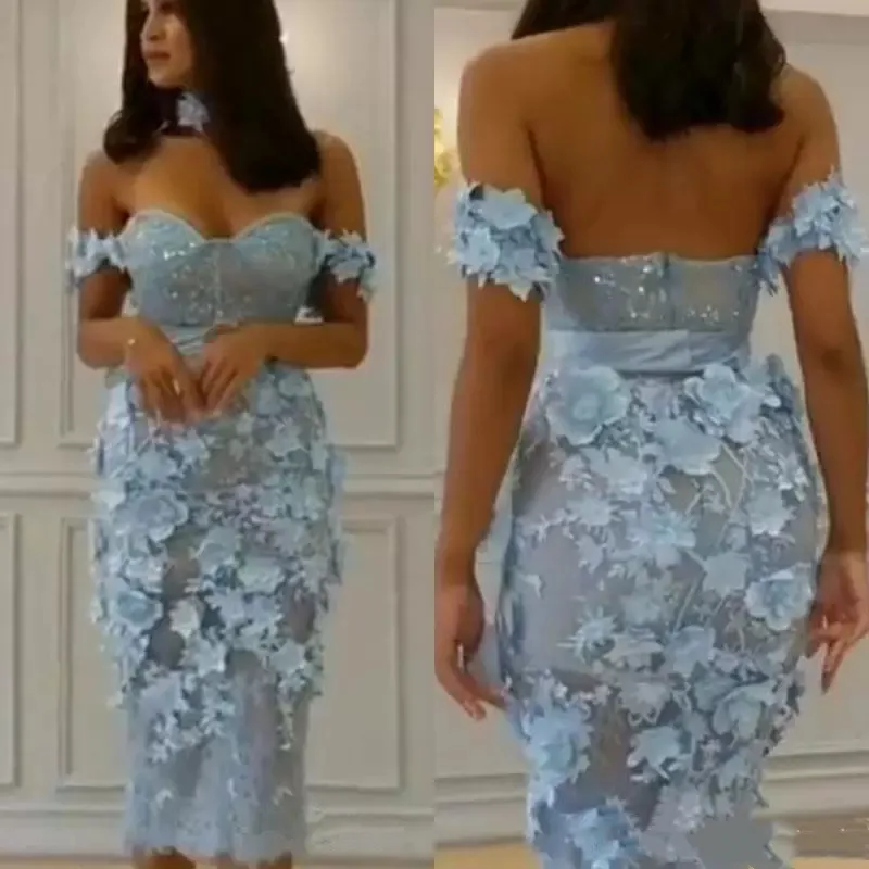 Sexy kurze schulterfreie Blumen-Abschlussballkleider in Hellhimmelblau 2022, Tee-Länge, herzförmiger Spitzenapplikation, Perlenkorsett, Cocktailpartykleid